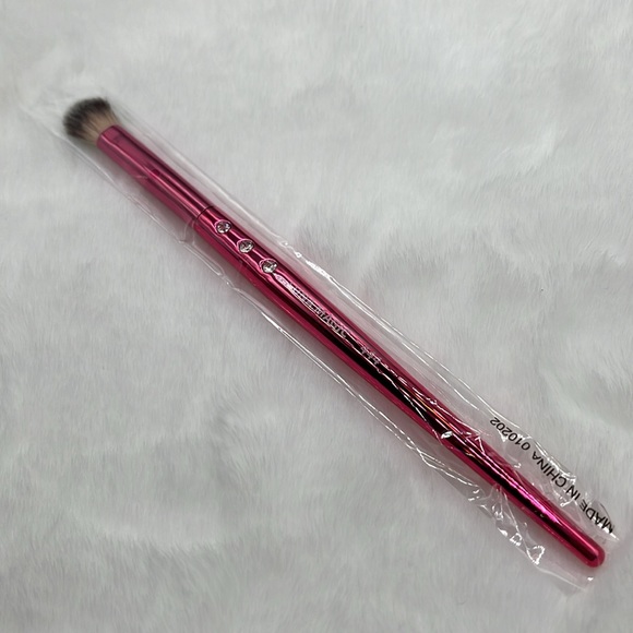 4/$25 Luna Magic Always On Point Eyeshadow Brush #444 - Bright/Hot Pink - Picture 4 of 4